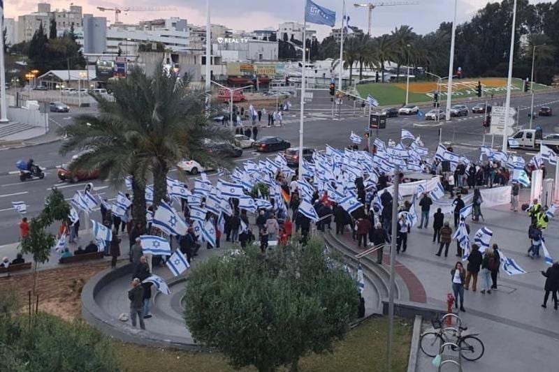 איים על מפגינים וניסה לתקוף: אלימות בהפגנה בנהריה