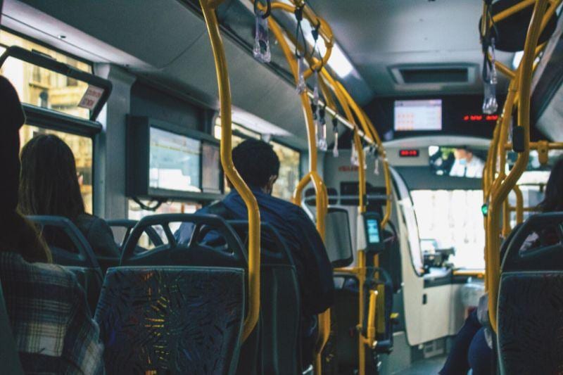 "הפקחית הורידה את הנוסעים מהאוטובוס והודיעה לבן ה-16 שהיא מזמינה ניידת"