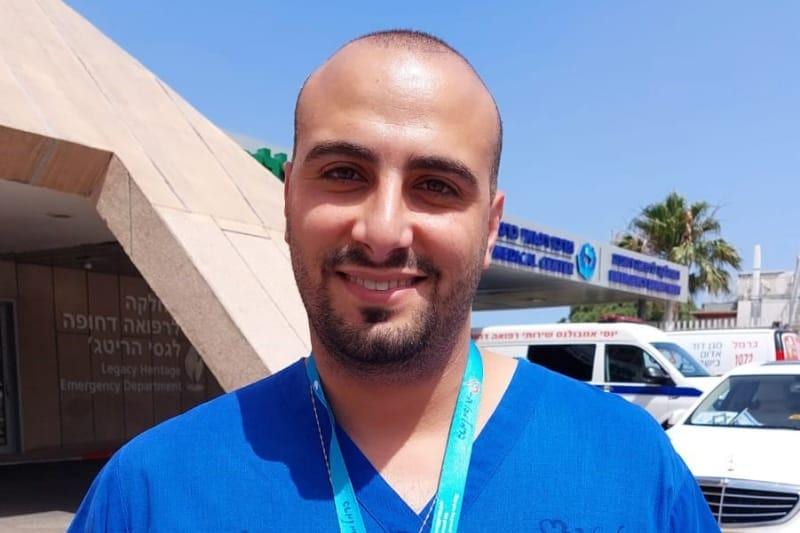דרמה בקניון: אח חדר מיון בכרמל הציל אדם שהתמוטט