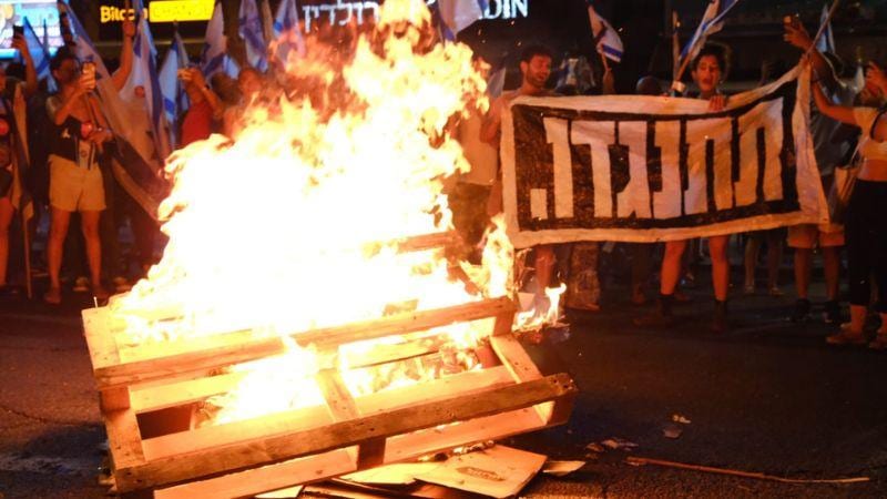 מפגינים הדליקו זיקוקים והציתו חפצים; מפגין נעצר