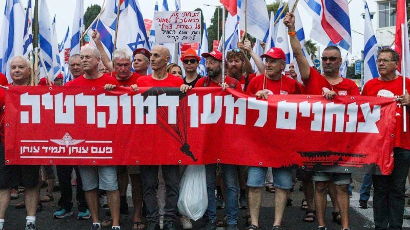 צנחנים לשעבר בראש הצעדה בחיפה: "המדינה בורחת לנו מהידיים"