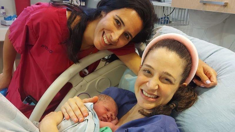 הגיעה ליום עבודה במחלקת יולדות – ויצאה כשהיא אמא בפעם החמישית