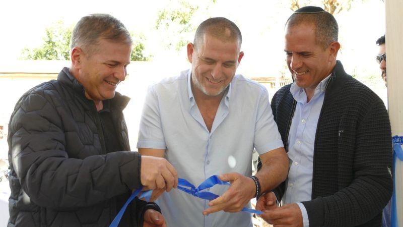 שר החינוך חנך את שני בתי הספר שהוקמו למפונים בחוף הכרמל