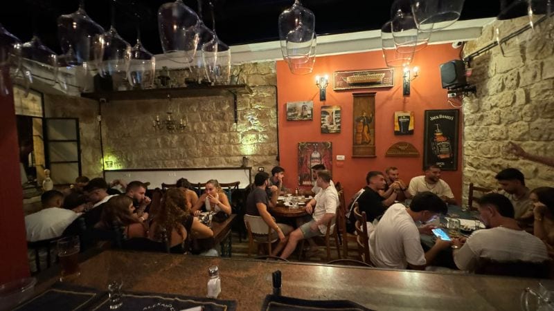 הסיפור המדהים על הדלפק: "זהו בר חברים שמח, אבל אנחנו לא מתעלמים מהעצב"