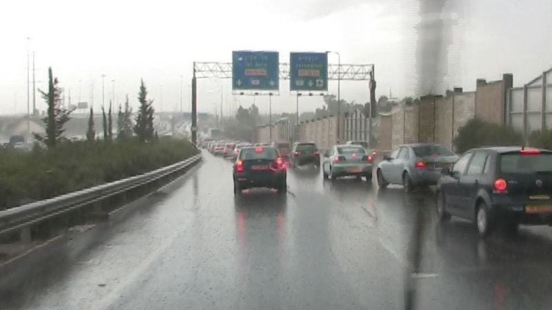תואר מפוקפק: חיפה היא שיאנית הנפגעים בתאונות דרכים בכביש רטוב או בוצי
