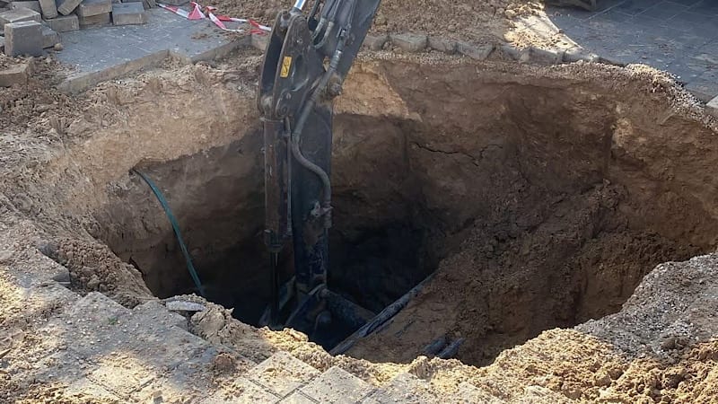 הבולען שנפער ברחוב יוסף שילוח בקרית מוצקין, בגלל קריסת צינור ביוב