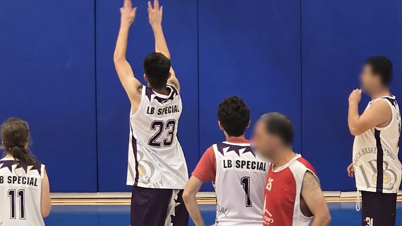 ספיישל של קבוצה: ליאו באק אירח טורניר כדורסל לתלמידים על הרצף האוטיסטי