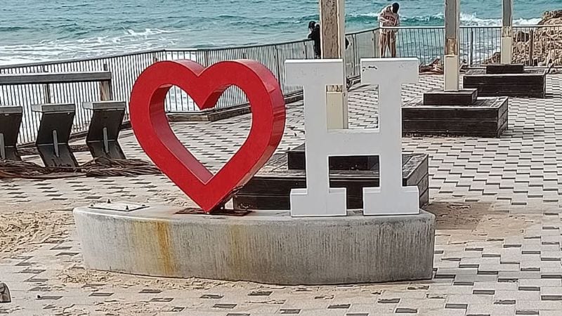 כשאהבה לעיר נשארת בלי האות הראשונה: כך נראה אחד הסמלים המצולמים בחוף דדו