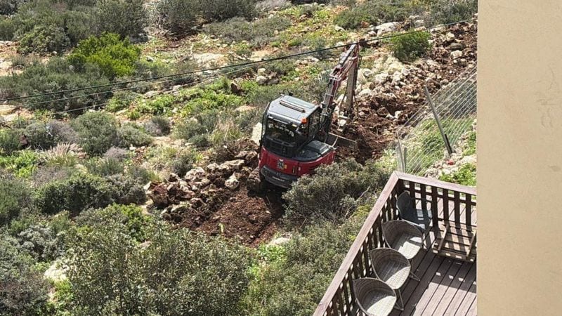 צפו: "פתאום, בוקר אחד, אתה קם ויש בובקט מתחת לחלון"