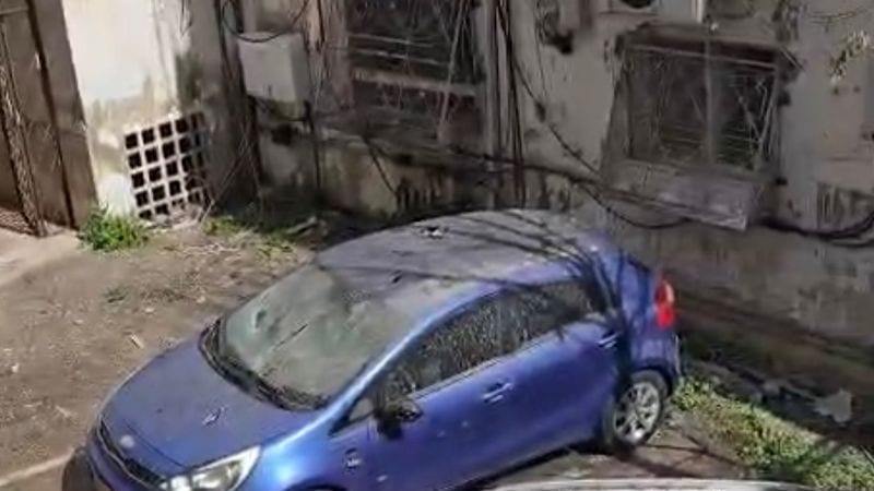 תושבת נו"ש: "כשיצאנו מהמקלט היינו בהלם. חזיתות הבתים נפגעו, חלונות נשברו"