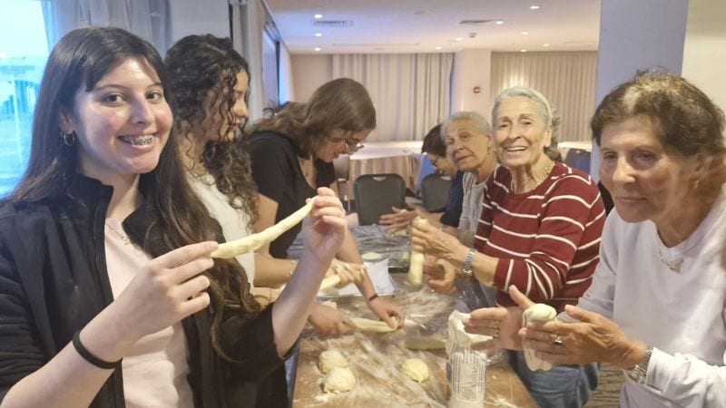 "שיעור אמיתי בחינוך": המפגש יוצא הדופן של תלמידות האולפנה עם מפונות מהצפון